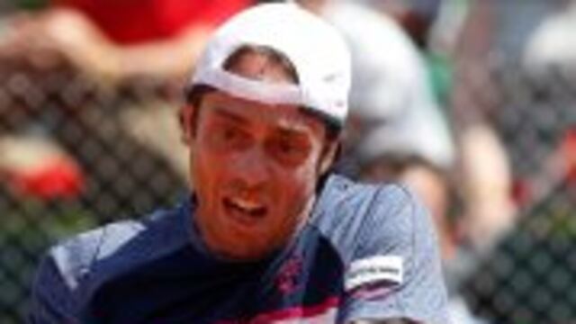 BAS012. BUENOS AIRES (ARGENTINA), 03/02/2017.- El jugador italiano de Copa Davis Paolo Lorenzi en acciu00f3n ante el argentino Guido Pella hoy, viernes 3 de febrero de 2017, durante un partido de tenis por la Copa Davis entre el equipo de Argentina y el de It