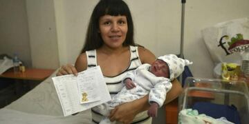 El primer bebé de 2019 y su mamá