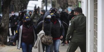 Algunos de los 16 detenidos por la causa de espionaje ilegal durante el Gobierno de Mauricio Macri ingresan al juzgado de Lomas de Zamora para prestar declaración indagatoria ante el juez Fernando Villena\u002E (Clarín)