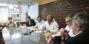 La firma tuvo lugar en la Asociación Mutualista Ferroviaria de Tafi Viejo y contó con la participación de integrantes de la Red de concejalas de la FAM\u002E (Twitter @javier_noguera)