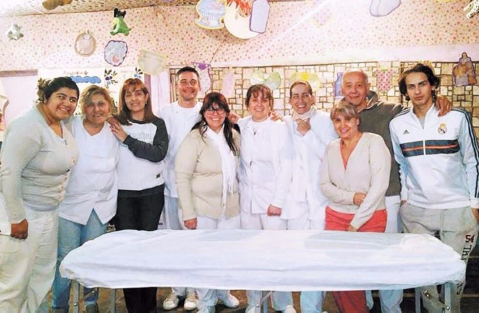 Hacen reiki a cambio de alimentos para ayudar a los comedores