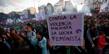 protesta marchas manifestacion en contra los femicidios y violencia de genero ni una menos Sociedad Marcha ni una menos de Congreso a la Plaza de Mayo convocatoria nacional por #niunamenos\r\n \r\n\r\nActivists march under the slogan \