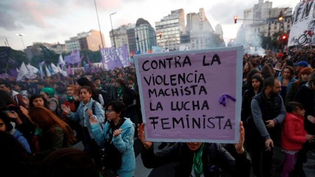 protesta marchas manifestacion en contra los femicidios y violencia de genero ni una menos Sociedad Marcha ni una menos de Congreso a la Plaza de Mayo convocatoria nacional por #niunamenos\r\n \r\n\r\nActivists march under the slogan \