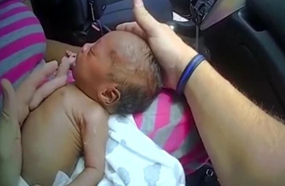 Un policía reanimó a un bebé que dejó de respirar: "Vamos bebé, llora por mí"