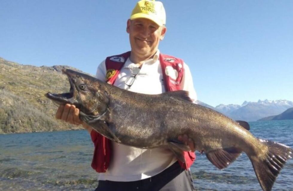 Un salmón de 11 kilos en Lago Puelo fue el atractivo de los pescadores