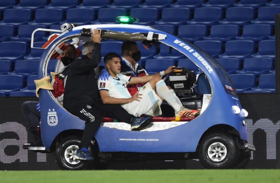 Exequiel Palacios se fue lesionado tras un tremendo rodillazo de Ángel Romero