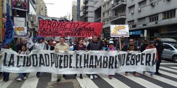 Organizaciones sociales se manifiestan en el Obelisco para reclamar por la Emergencia Social\u002E
