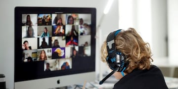 A student takes online classes at home, with his companions, using the Zoom APP during the coronavirus disease (COVID-19) outbreak in El Masnou, north of Barcelona, Spain April 2, 2020\u002E REUTERS/Albert Gea