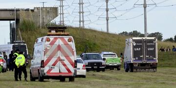 DYN37, LA PLATA, 16/03/2017, PERSONAL DE LA POLICIA CIENTIFICA DE LA PROVINCIA DE BUENOS AIRES, REALIZA PERICIAS A UN CADAVER QUE APARECIO AL COSTADO DE LA AUTOPISTA BUENOS AIRES - LA PLATA A LA ALTURA DE VILLA ELISA.rnFOTO:DYN/SALVADOR SANTIAGO. provincia de buenos aires hallazgo cadaver con dinero al lado de la autopista buenos aires la plata homicidios asesinatos