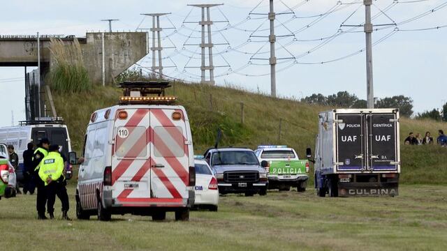 DYN37, LA PLATA, 16/03/2017, PERSONAL DE LA POLICIA CIENTIFICA DE LA PROVINCIA DE BUENOS AIRES, REALIZA PERICIAS A UN CADAVER QUE APARECIO AL COSTADO DE LA AUTOPISTA BUENOS AIRES - LA PLATA A LA ALTURA DE VILLA ELISA.rnFOTO:DYN/SALVADOR SANTIAGO. provincia de buenos aires  hallazgo cadaver con dinero al lado de la autopista buenos aires la plata homicidios asesinatos