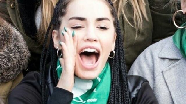 Lali Espósito luciendo el pañuelo verde (web)