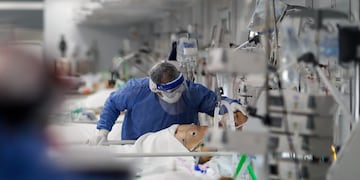 AME2316\u002E BUENOS AIRES (ARGENTINA), 03/09/2020\u002E- Una persona despide un familiar en estado crítico por COVID-19 bajo el nuevo protocolo de despedida de familiares en una unidad de terapia intensiva hoy en un hospital de la provincia de Buenos Aires (Argentina)\u002E EFE/JUAN IGNACIO RONCORONI  CASOS DEL DIA TERAPIA INTENSIVA coronavirus