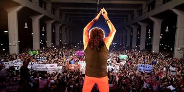 La Mona se presentó en Bomberos San Franciso (VIDEOS)