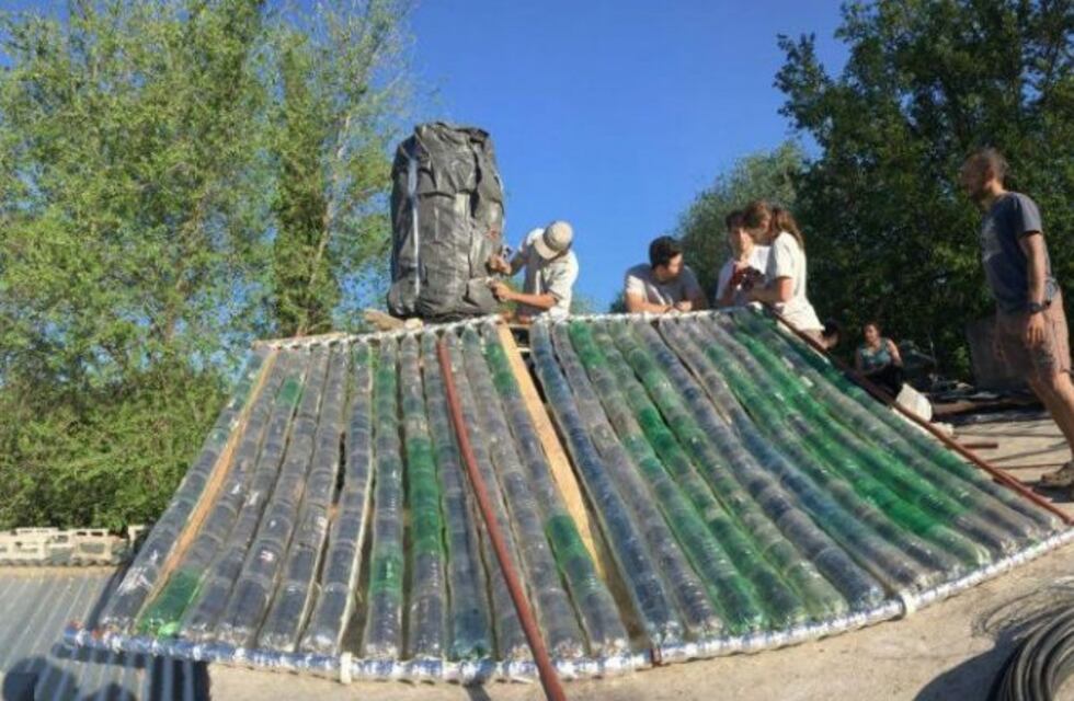 Córdoba: crean termotanques solares con botellas, latas y tetras