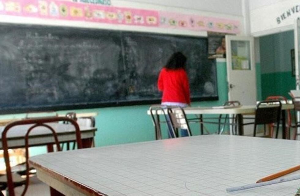 La madre de una alumna acusó a una maestra por discriminación y la atacó