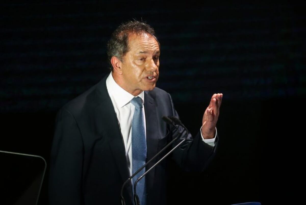 El diputado peronista Daniel Scioli, vicepresidente durante el Gobierno de Néstor Kirchner ofreció un discurso este jueves en un acto en el teatro ND Ateneo de Buenos Aires (Argentina)\u002E (EFE/Juan Ignacio Roncoroni)