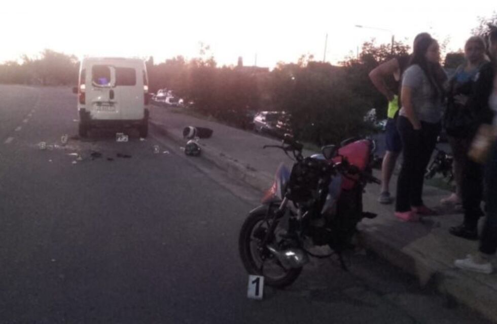 Un padre y su bebé están graves tras accidentarse en moto