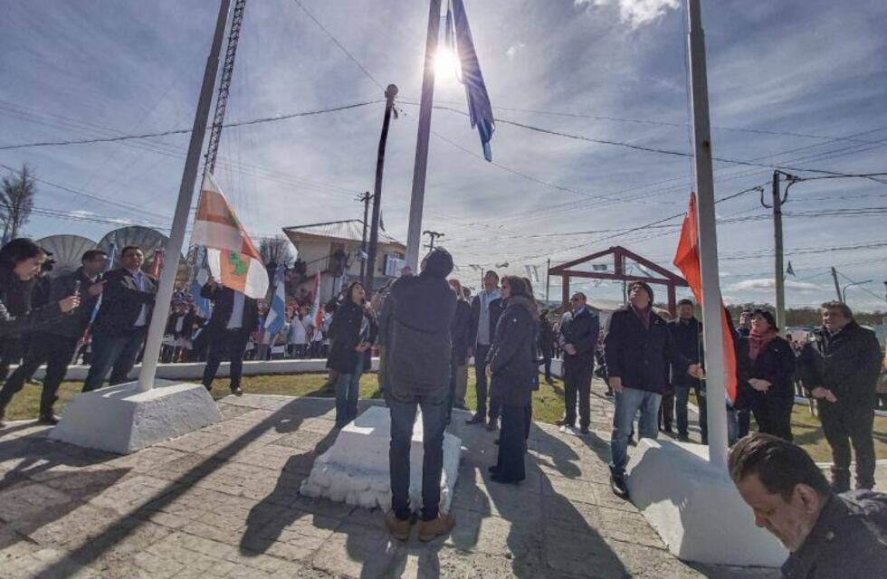 Tolhuin disfrutó de su acto festivo en pleno sol