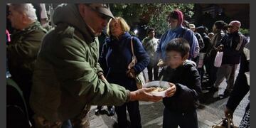 Entregan más de 350 platos de comida caliente a quienes lo necesitan