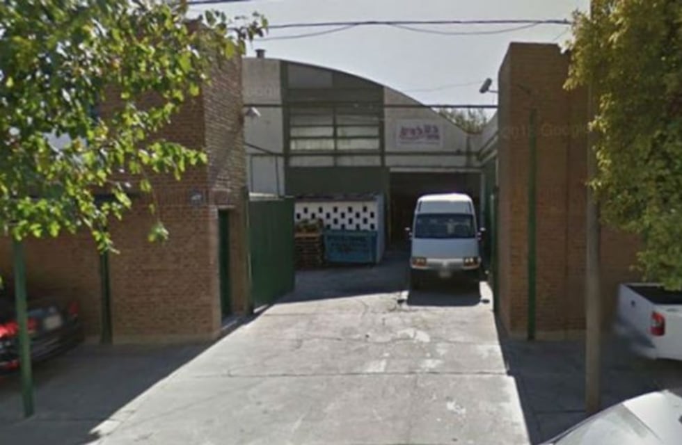 Vestidos como policías roban una fábrica en barrio La France