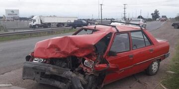 Un Renault 9 rojo quedó severamente dañado\u002E (Juan José García)