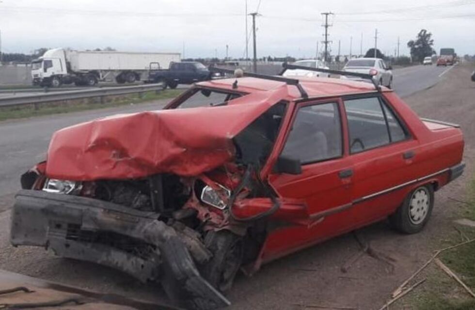 Una colisión frontal dejó dos autos destruidos y tres personas heridas