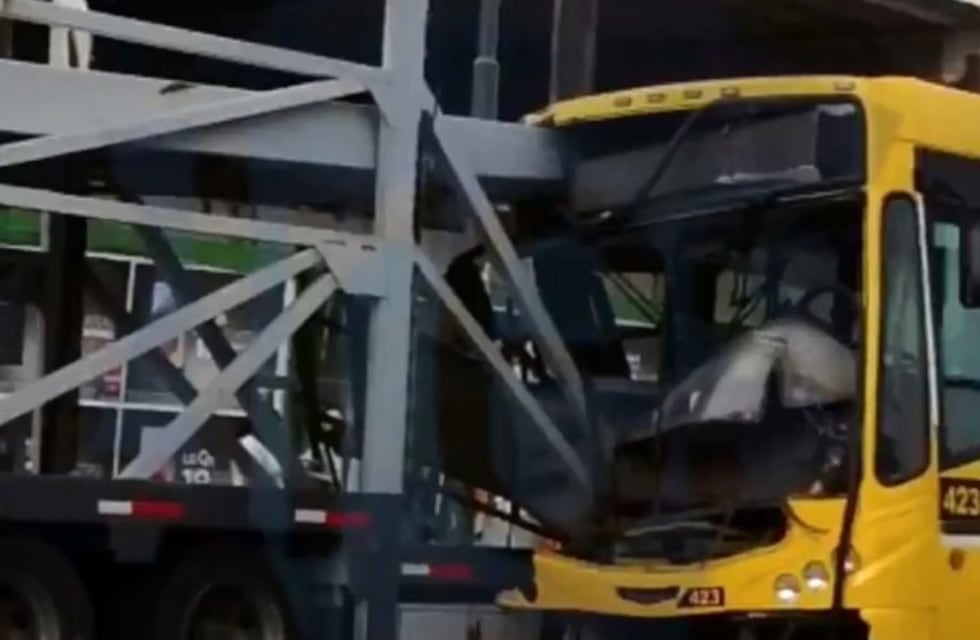 Colectivo se incrustó violentamente contra la parte trasera de un camión