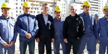 Macri visitó un complejo de viviendas del plan ProCreAr en Parque Patricios\u002E (Foto: Clarín)