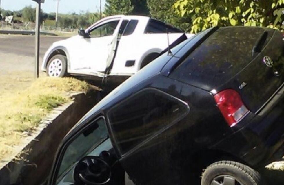 Se salvaron de milagro luego de provocar un cinematográfico accidente vial