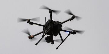 A drone flies during a flight demonstration at the 1st 'Drones Paris Region Expo' fair in Bretigny-sur-Orge, south of Paris on September 28, 2018\u002E (Photo by Christophe ARCHAMBAULT / AFP)