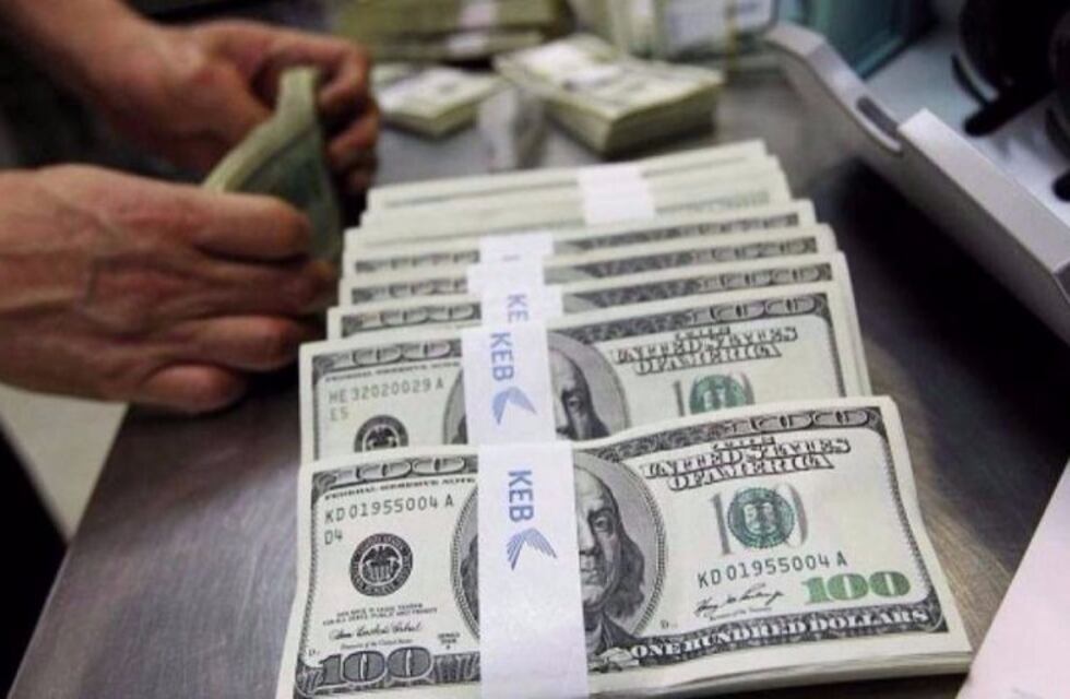 El Banco Central vendió u$s 1.102 millones para frenar al dólar y la divisa cerró en $23,72