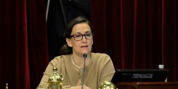 BUENOS AIRES 07/09/2016, LA PRESIDENTE DEL SENADO GABRIELA MICHETTI DURANTE LA SESIu00d3N DEL Du00cdA DE LA FECHA. CONGRESO DE LA NACIu00d3N 7 DE SEPTIEMBRE DE 2016. FOTO:DYN/SENADO.rnAvanza la reducciu00f3n de comisiones para las operaciones con tarjetasrnProyecto oficialrnrnTuvo media sanciu00f3n en la Cu00e1mara alta. El proyecto propone reducirlas del 3 al 1,5% para las de cru00e9dito y a 0 para du00e9bito. buenos aires gabriela michetti debate camara alta senado nacional debate proyecto ley acceso informacion comisiones tarjetas credito senadores debate