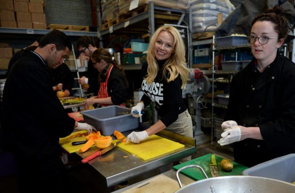 Diosa solidaria: las fotos de Pamela Anderson cocinando en un centro de refugiados