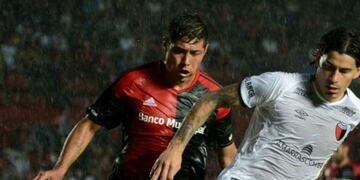 El defensor de Newell's, Nu00e9stor Moiraghi, disputando el encuentro con Colu00f3n en Santa Fe\u002E