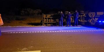 El camión con bananas volcó 10 kilómetros antes de Desaguadero, en San Luis\u002E