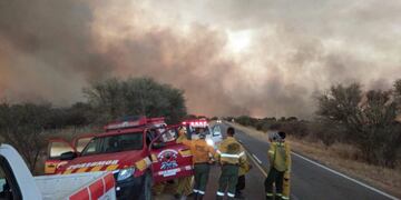 Otra dura batalla de los bomberos para contener el fuego en distintos focos\u002E