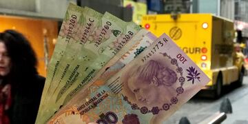A man shows Argentine pesos outside a bank in Buenos Aires' financial district, Argentina August 30, 2018\u002E REUTERS/Marcos Brindicci ciudad de buenos aires suba del dolar recorrida por casas de cambio de la city porteña