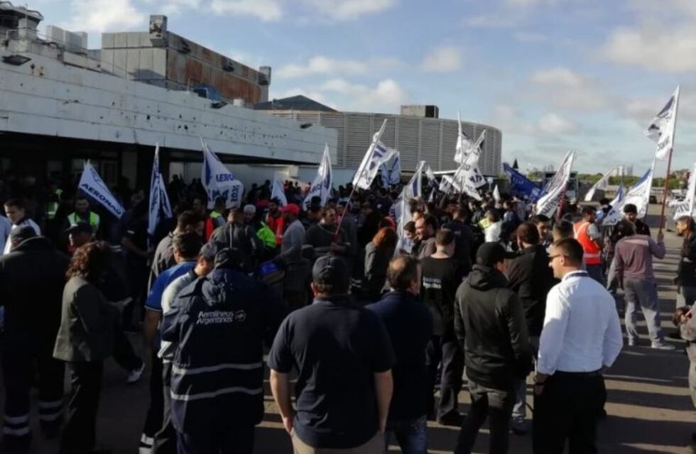 Aerolíneas suspendió a 376 empleados y los gremios preparan nuevas medidas de fuerza