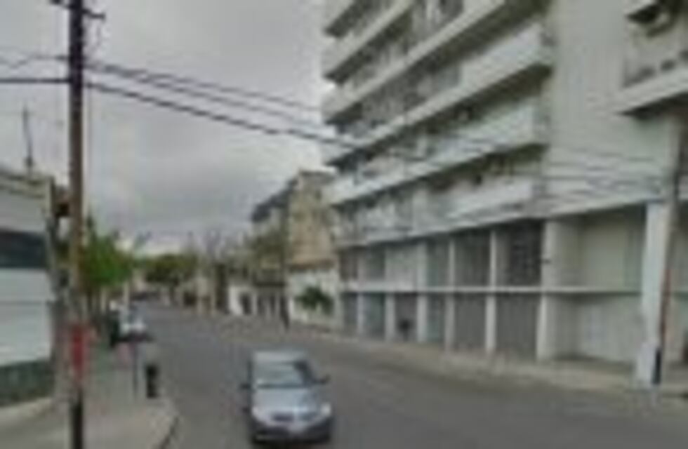 Un hombre acusado de golpear a una mujer fue retenido por un peatón y su pareja volvió al Agudo Ávila