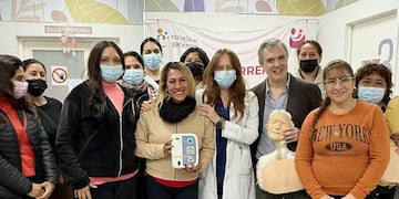Pacientes oncológicas y familiares participaron de la capacitación “Todos podemos salvar una vida aprendiendo RCP”, dictada por el doctor Sebastián Galdeano en el Sexto Piso del Instituto Maternidad.