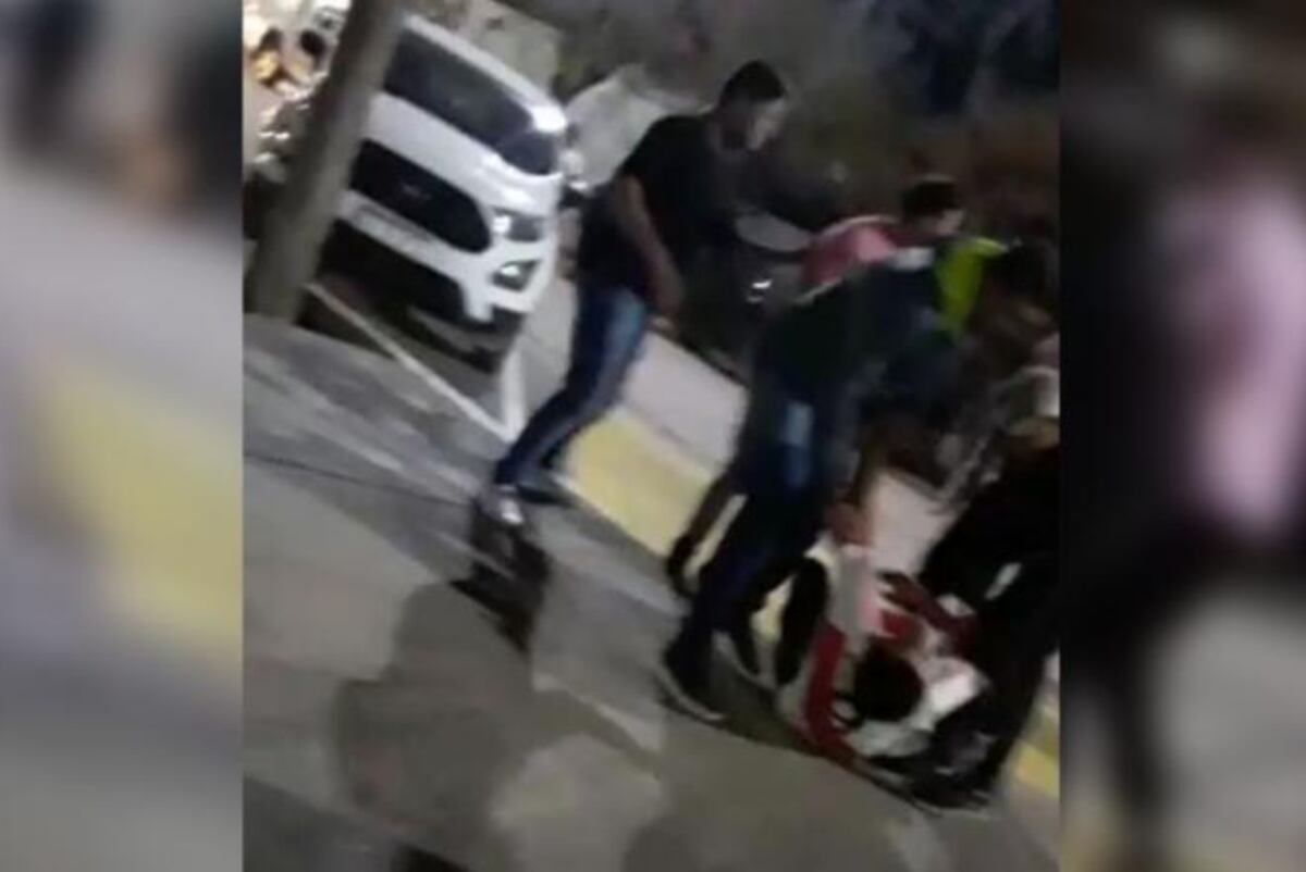 Pelea. La riña quedó registrada en un video. (Captura)