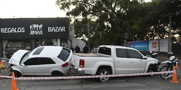 Un auto y una camioneta chocaron en avenida Gauss en la intersección con la Martinoli, ciudad de Córdoba. (Ramiro Pereyra / La Voz)