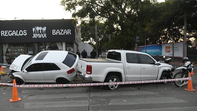 Un auto y una camioneta chocaron en avenida Gauss en la intersección con la Martinoli, ciudad de Córdoba. (Ramiro Pereyra / La Voz)