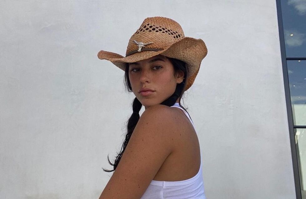 Victoria Villarroel sorprendió al posar con una blusa abierta y sin nada abajo