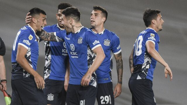 "Los chicos hicieron todo lo que planeamos, salió perfecto", resumió Javier sobre el triunfo de Talleres sobre River (Federico López Claro / La Voz).