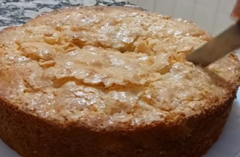 Cómo hacer bizcochuelo de manzana súper húmedo con lo que tenés en casa: receta fácil y rápida