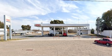 Dos asaltantes armados y encapuchados robaron la recaudación en la estación de GNC en la ruta 143.