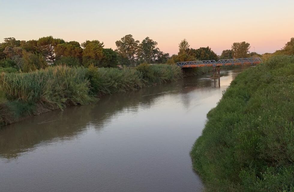 Encontró un feto mientras caminaba a la vera del río: estremecedor hallazgo en Córdoba