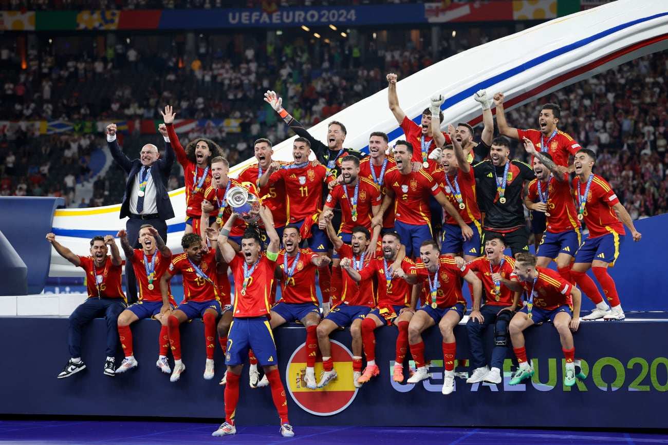 BERLÍN, 14/07/2024.- Los jugadores de la selección española celebran su victoria en la final de la Eurocopa tras derrotar por 2-1 a Inglaterra en el encuentro que han disputado hoy domingo en el estadio Olímpico de Berlín. EFE /Alberto Estévez.