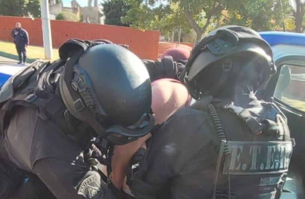 El video del hombre que tomó a una beba de 2 años como rehén en Córdoba